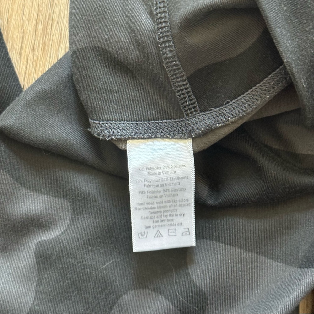 Alo Camo Leggings - best for medium - Picture 4 of 6